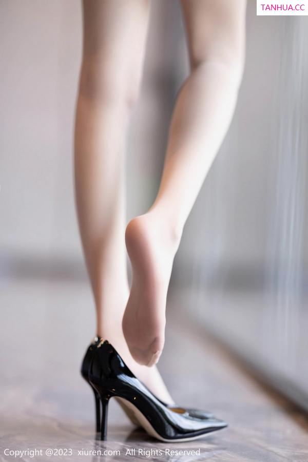 程程程  [XiuRen]高清写真图 2023.06.08 No.6882 程程程- OL美腿第17张图片